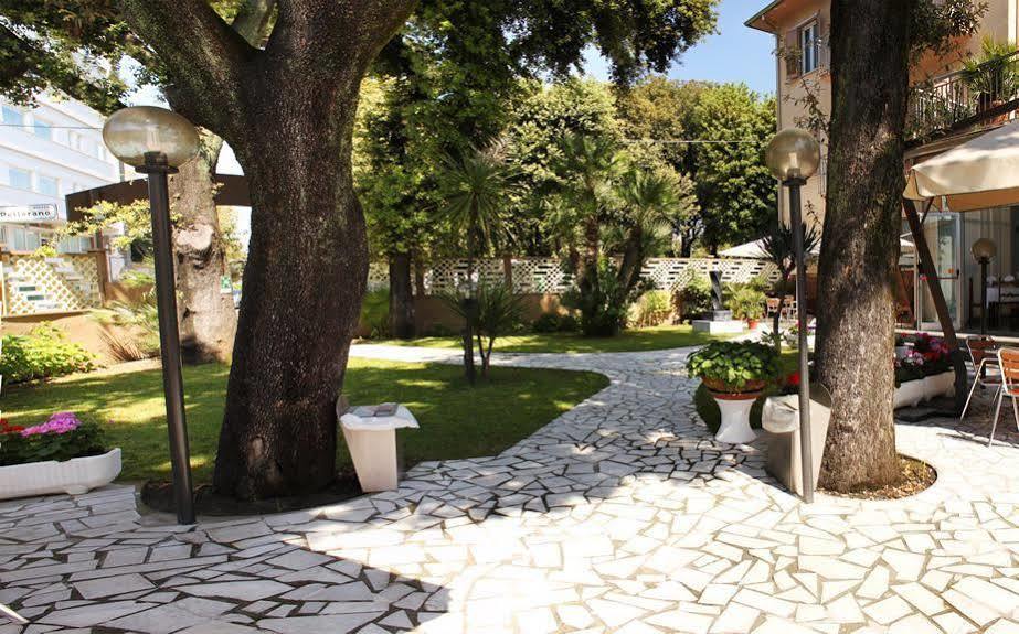 Hotel Roma Marina di Massa Exterior foto